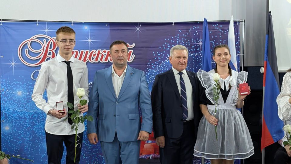 Николай Михайлов: Сегодня принял участие в Торжественной церемонии вручения медалей «За особые успехи в учении» I и II степеней выпускникам школ – отличникам учёбы Николай Михайлов: Сегодня принял участие в Торжественной церемонии вручения медалей «За особые успехи в учении» I и II степеней выпускникам школ – отличникам учёбы
