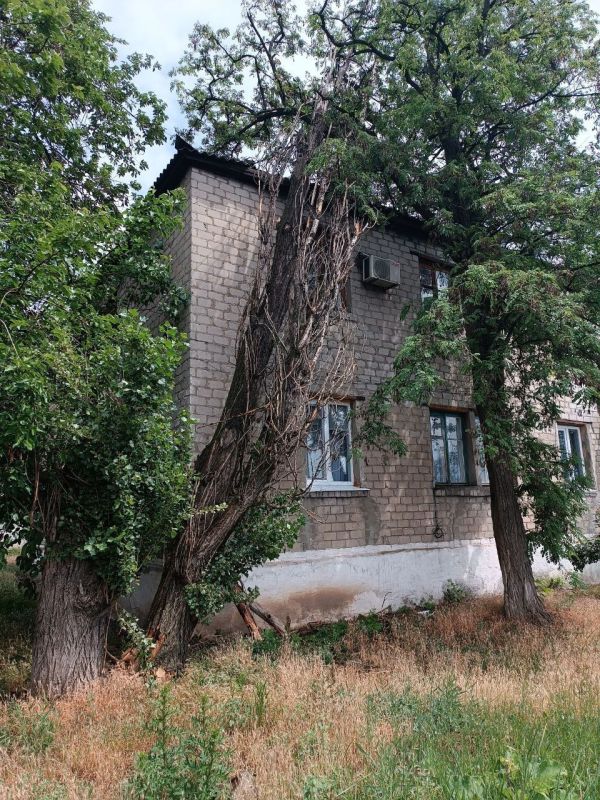 Коммунальщики Ждановки продолжают ликвидировать последствия непогоды Коммунальщики Ждановки продолжают ликвидировать последствия непогоды