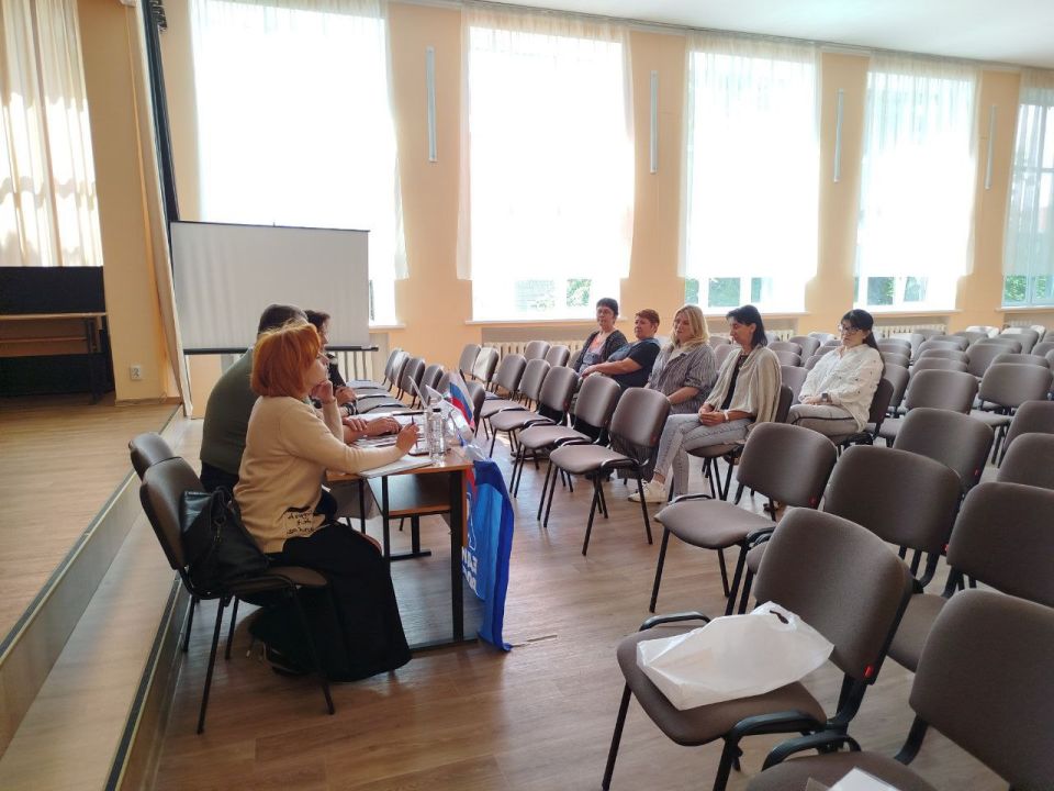 Валентин Левченко: Провел встречу в трудовом коллективе ГБОУ "Школа-Интернат №10 г.о.Донецк". На встрече также присутствовала депутат Донецкого городского совета Татьяна Шаповал. Валентин Левченко: Провел встречу в трудовом коллективе ГБОУ "Школа-Интернат №10 г.о.Донецк". На встрече также присутствовала депутат Донецкого городского совета Татьяна Шаповал.