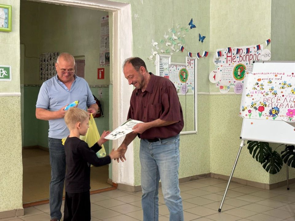 Сегодня, 24 июня, заключительный день работы пришкольной площадки школы №1 города Докучаевска «Весёлый улей» выдался особенно трогательным, весёлым и ярким Сегодня, 24 июня, заключительный день работы пришкольной площадки школы №1 города Докучаевска «Весёлый улей» выдался особенно трогательным, весёлым и ярким