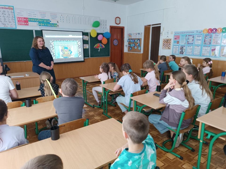 24 июня, последний день работы пришкольной площадки начался с традиционной веселой зарядки в рамках месячника спорта «Спортивный Донбасс» по поручению Главы ДНР Дениса Пушилина 24 июня, последний день работы пришкольной площадки начался с традиционной веселой зарядки в рамках месячника спорта «Спортивный Донбасс» по поручению Главы ДНР Дениса Пушилина