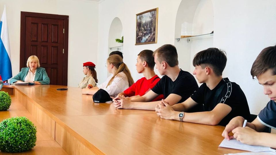 Сегодня в рамках направления "ГосСтарт.Диалог" молодежь городского округа Торез познакомилась с Бекетовой Натальей Николаевной, управляющим делами администрации г.о. Торез Сегодня в рамках направления "ГосСтарт.Диалог" молодежь городского округа Торез познакомилась с Бекетовой Натальей Николаевной, управляющим делами администрации г.о. Торез