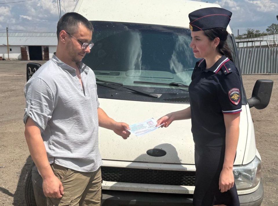 Сотрудники Госавтоинспекции напоминают водителям о необходимости замены водительских и регистрационных документов на российские Сотрудники Госавтоинспекции напоминают водителям о необходимости замены водительских и регистрационных документов на российские