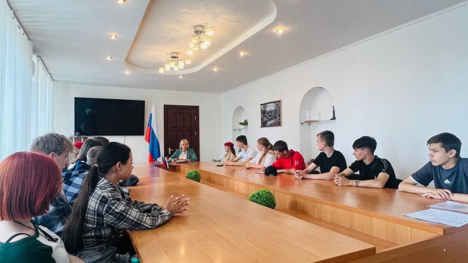 Сегодня в рамках направления "ГосСтарт.Диалог" молодежь городского округа Торез познакомилась с Бекетовой Натальей Николаевной, управляющим делами администрации г.о. Торез Сегодня в рамках направления "ГосСтарт.Диалог" молодежь городского округа Торез познакомилась с Бекетовой Натальей Николаевной, управляющим делами администрации г.о. Торез