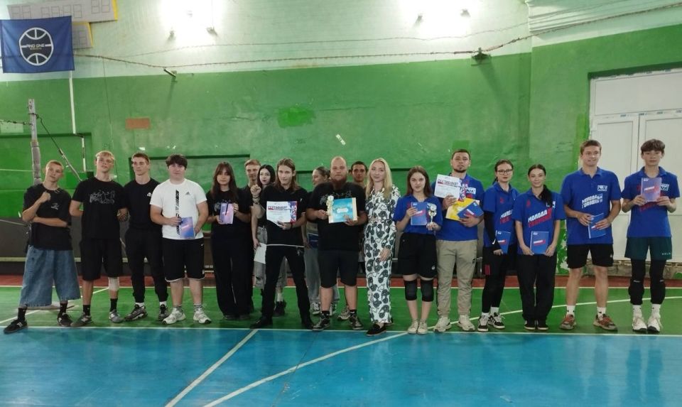 «Командный дух». В ДК "Металлург" прошел турнир по волейболу, собравший две талантливые команды