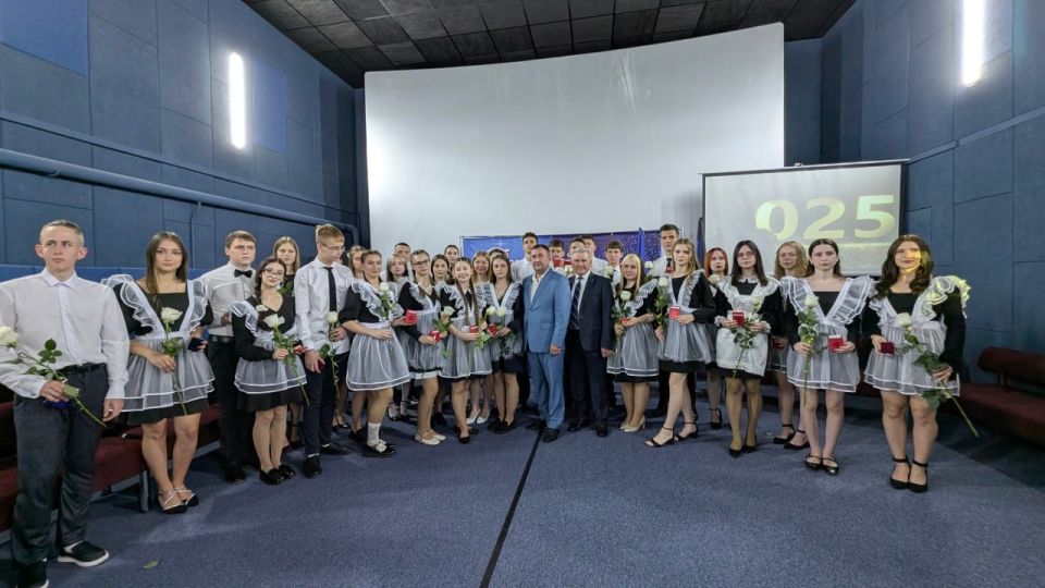 24 июня в Старобешевском районному центре культуры и досуга им. П.Н. Ангелиной состоялась Торжественная церемония вручения медалей «За особые успехи в учении» I и II степеней выпускникам школ – отличникам учёбы 24 июня в Старобешевском районному центре культуры и досуга им. П.Н. Ангелиной состоялась Торжественная церемония вручения медалей «За особые успехи в учении» I и II степеней выпускникам школ – отличникам учёбы