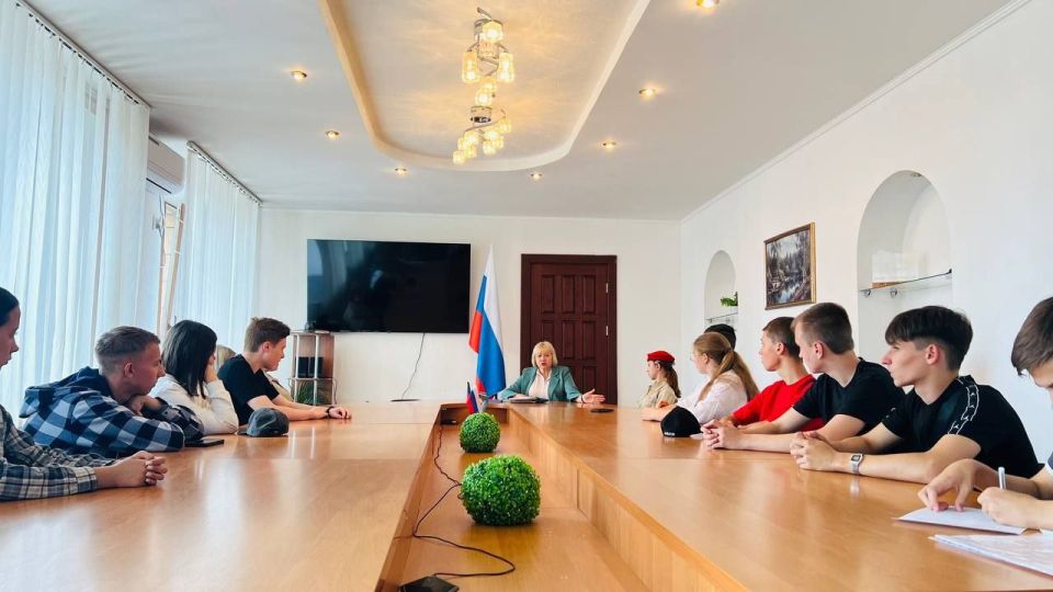 Сегодня в рамках направления "ГосСтарт.Диалог" молодежь городского округа Торез познакомилась с Бекетовой Натальей Николаевной, управляющим делами администрации г.о. Торез Сегодня в рамках направления "ГосСтарт.Диалог" молодежь городского округа Торез познакомилась с Бекетовой Натальей Николаевной, управляющим делами администрации г.о. Торез