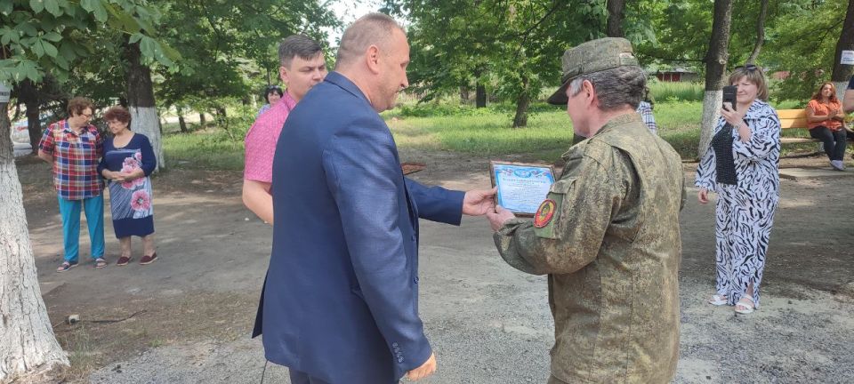 Пусть звучит детский смех. Сегодня, 24 июня, Председатель Торезского городского совета Александр Казмерчук совместно с врип Главы городского округа Торез Артемом Чесноковым, депутатом Торезского городского совета Анной... Пусть звучит детский смех. Сегодня, 24 июня, Председатель Торезского городского совета Александр Казмерчук совместно с врип Главы городского округа Торез Артемом Чесноковым, депутатом Торезского городского совета Анной...
