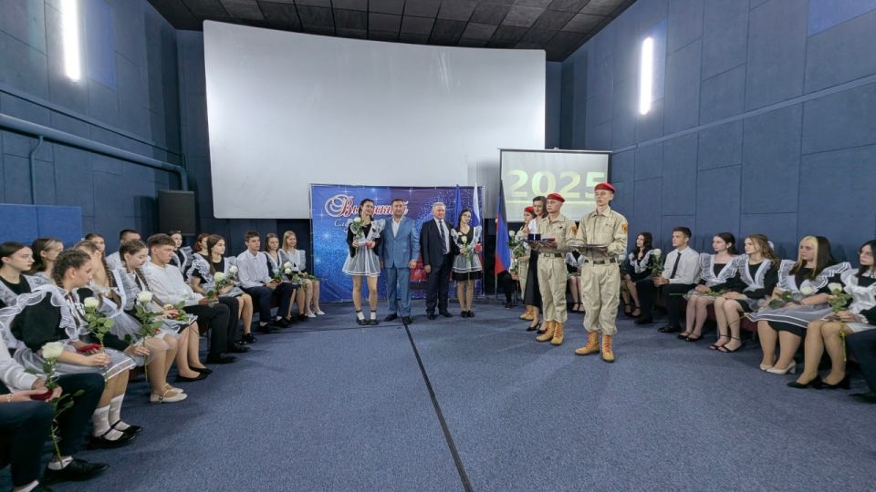 Николай Михайлов: Сегодня принял участие в Торжественной церемонии вручения медалей «За особые успехи в учении» I и II степеней выпускникам школ – отличникам учёбы Николай Михайлов: Сегодня принял участие в Торжественной церемонии вручения медалей «За особые успехи в учении» I и II степеней выпускникам школ – отличникам учёбы