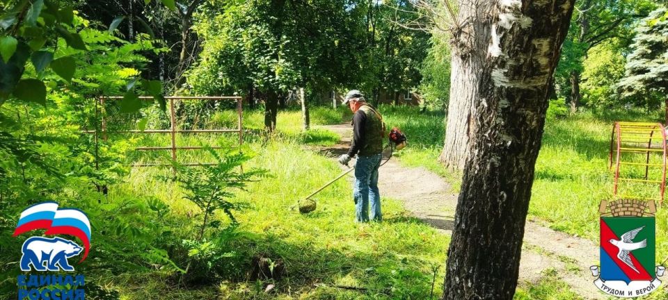 Горловские активисты и сторонники Единой России продолжают участвовать в масштабном партийном проекте по благоустройству Горловские активисты и сторонники Единой России продолжают участвовать в масштабном партийном проекте по благоустройству