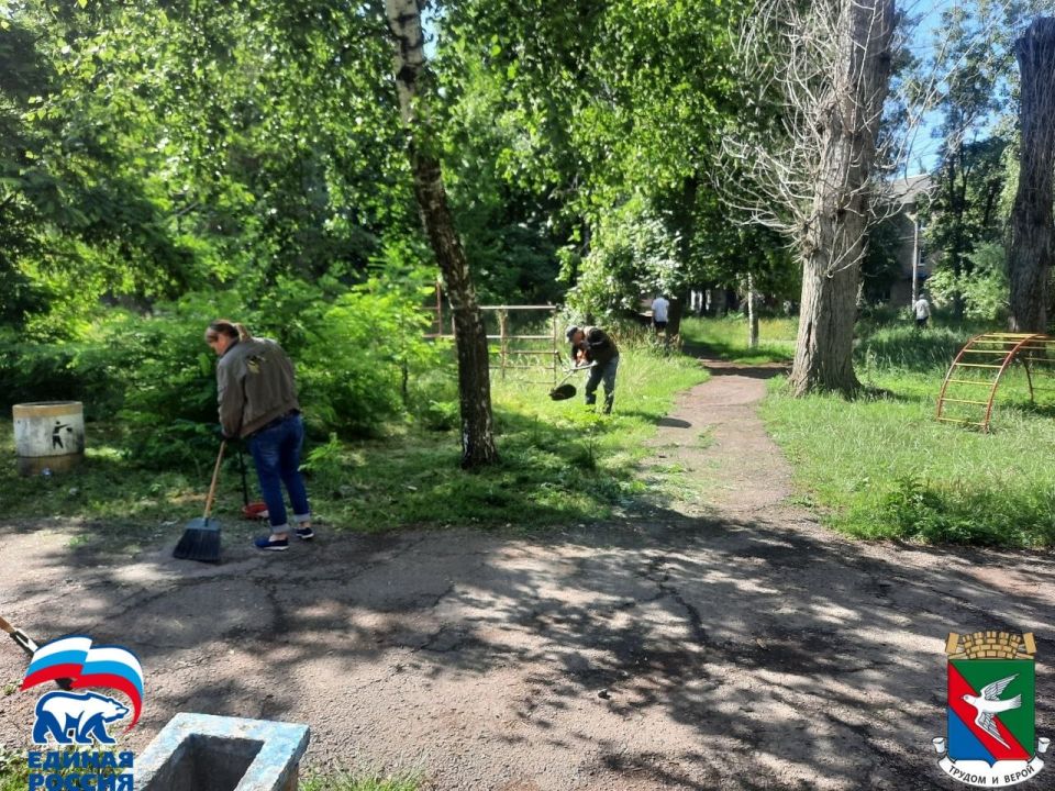 Горловские активисты и сторонники Единой России продолжают участвовать в масштабном партийном проекте по благоустройству Горловские активисты и сторонники Единой России продолжают участвовать в масштабном партийном проекте по благоустройству