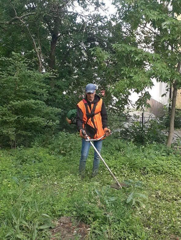 Коммунальщики Снежного продолжают благоустраивать территории общего пользования Коммунальщики Снежного продолжают благоустраивать территории общего пользования