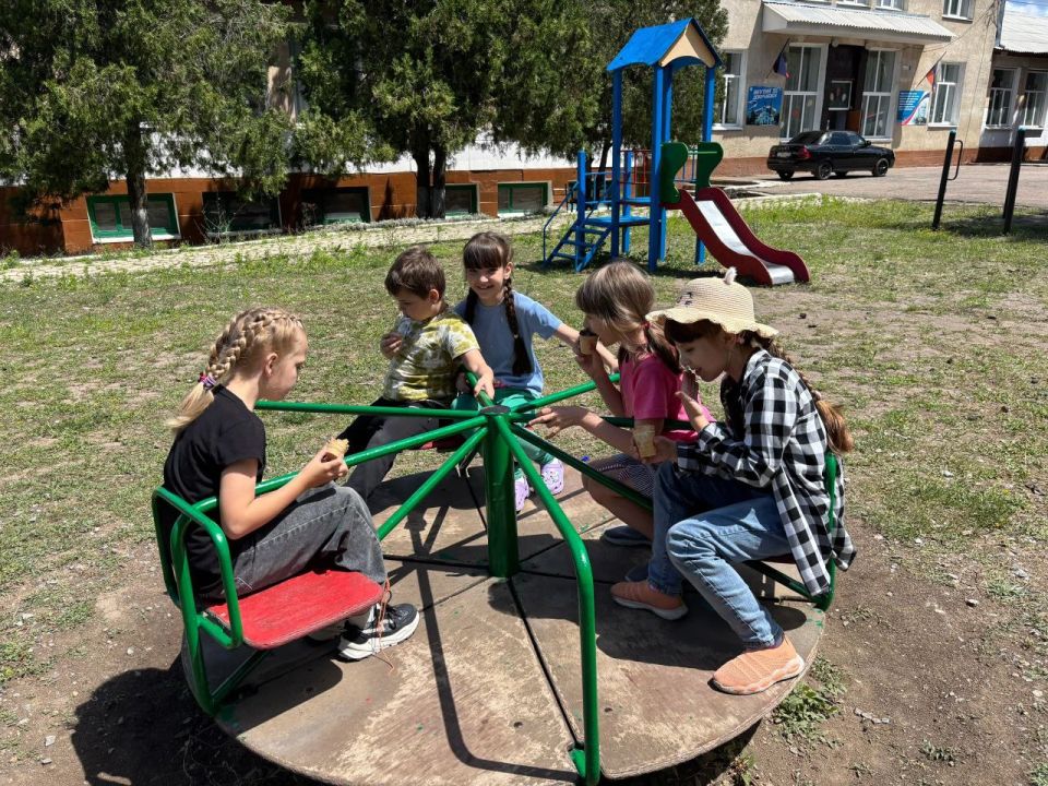 Сегодня, 24 июня, заключительный день работы пришкольной площадки школы №1 города Докучаевска «Весёлый улей» выдался особенно трогательным, весёлым и ярким Сегодня, 24 июня, заключительный день работы пришкольной площадки школы №1 города Докучаевска «Весёлый улей» выдался особенно трогательным, весёлым и ярким