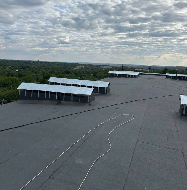 В Снежном завершается капитальный ремонт кровли многоквартирного дома на улице Карапетяна В Снежном завершается капитальный ремонт кровли многоквартирного дома на улице Карапетяна