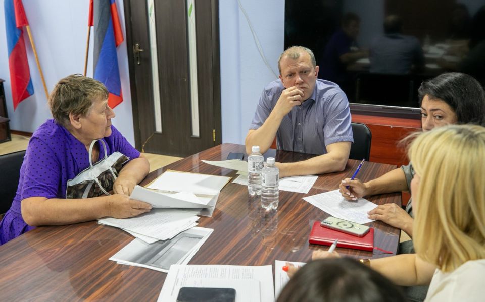 По итогам личного приема граждан в Приморском районе считаю важным разъяснить, почему отдельным категориям мариупольцев, желающим получить квартиру из муниципального жилфонда, необходимо сначала оформить денежную компенсацию... По итогам личного приема граждан в Приморском районе считаю важным разъяснить, почему отдельным категориям мариупольцев, желающим получить квартиру из муниципального жилфонда, необходимо сначала оформить денежную компенсацию...