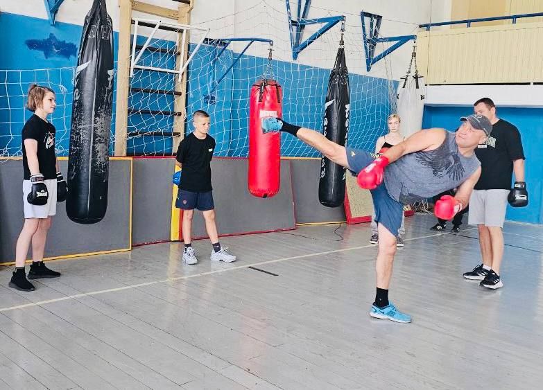 Александр Шатов: Сегодня в рамках Республиканской акции «Спортивный Донбасс» в спорткомплексе «Олимп» состоялась открытая тренировка по кикбоксингу с многократным чемпионом мира и Европы, депутатом Шахтерского муниципального... Александр Шатов: Сегодня в рамках Республиканской акции «Спортивный Донбасс» в спорткомплексе «Олимп» состоялась открытая тренировка по кикбоксингу с многократным чемпионом мира и Европы, депутатом Шахтерского муниципального...