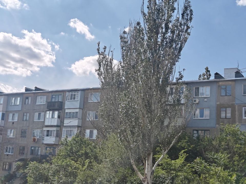 В Снежном завершается капитальный ремонт кровли многоквартирного дома на улице Карапетяна В Снежном завершается капитальный ремонт кровли многоквартирного дома на улице Карапетяна