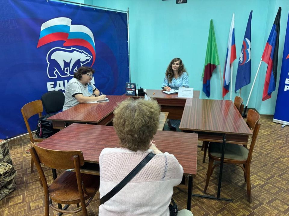 Руководитель управы Центрально-Городского внутригородского района г. Горловка Анна Ставицкая провела выездной прием граждан в местной общественной приемной Председателя Партии «ЕДИНАЯ РОССИЯ» Дмитрия Медведева Руководитель управы Центрально-Городского внутригородского района г. Горловка Анна Ставицкая провела выездной прием граждан в местной общественной приемной Председателя Партии «ЕДИНАЯ РОССИЯ» Дмитрия Медведева