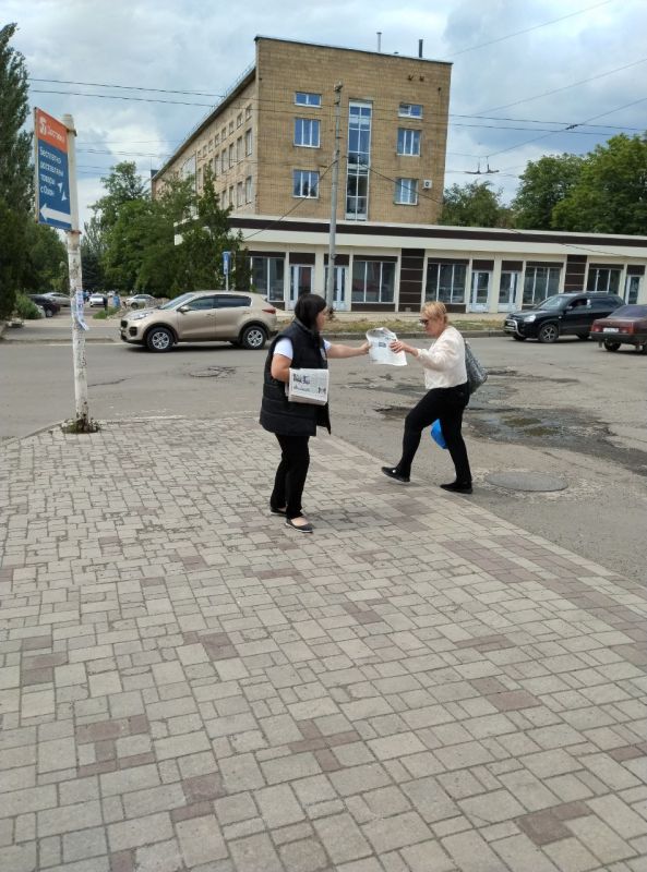 Сегодня, 25 июня по инициативе Общественного Движения «Донецкая Республика» в Червоногвардейском районе города Макеевки проходит раздача официального печатного издания Общественного Движения «Донецкая Республика» Сегодня, 25 июня по инициативе Общественного Движения «Донецкая Республика» в Червоногвардейском районе города Макеевки проходит раздача официального печатного издания Общественного Движения «Донецкая Республика»