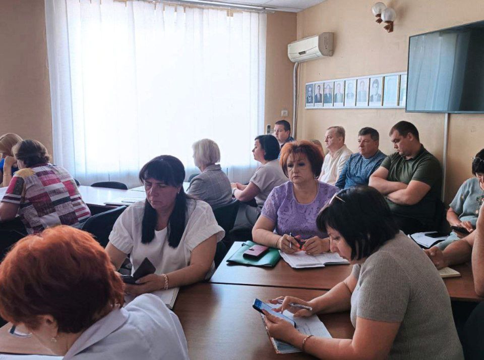 На еженедельном аппаратном совещании с начальниками управлений, отделов, секторов администрации округа и руководителями учреждений рассмотрели ряд вопросов На еженедельном аппаратном совещании с начальниками управлений, отделов, секторов администрации округа и руководителями учреждений рассмотрели ряд вопросов