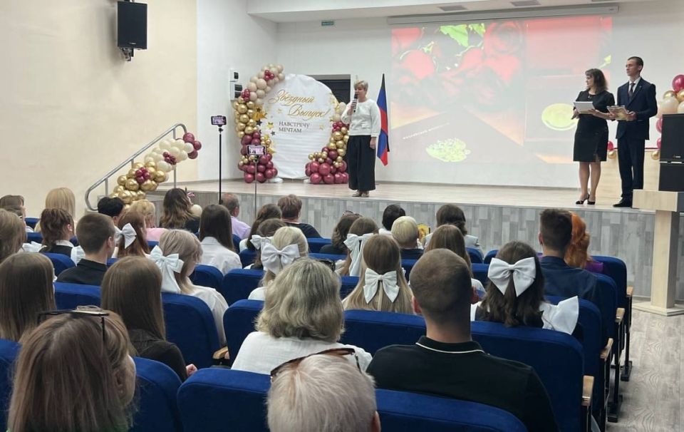 24 июня в школах Кировского и Ждановки состоялось долгожданное и значимое событие — церемония вручения медалей выпускникам 24 июня в школах Кировского и Ждановки состоялось долгожданное и значимое событие — церемония вручения медалей выпускникам