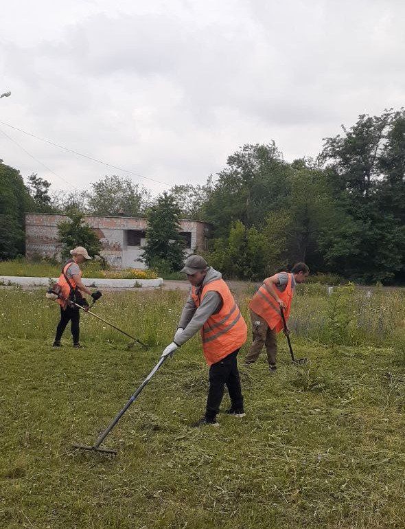 Коммунальщики Снежного продолжают благоустраивать территории общего пользования Коммунальщики Снежного продолжают благоустраивать территории общего пользования
