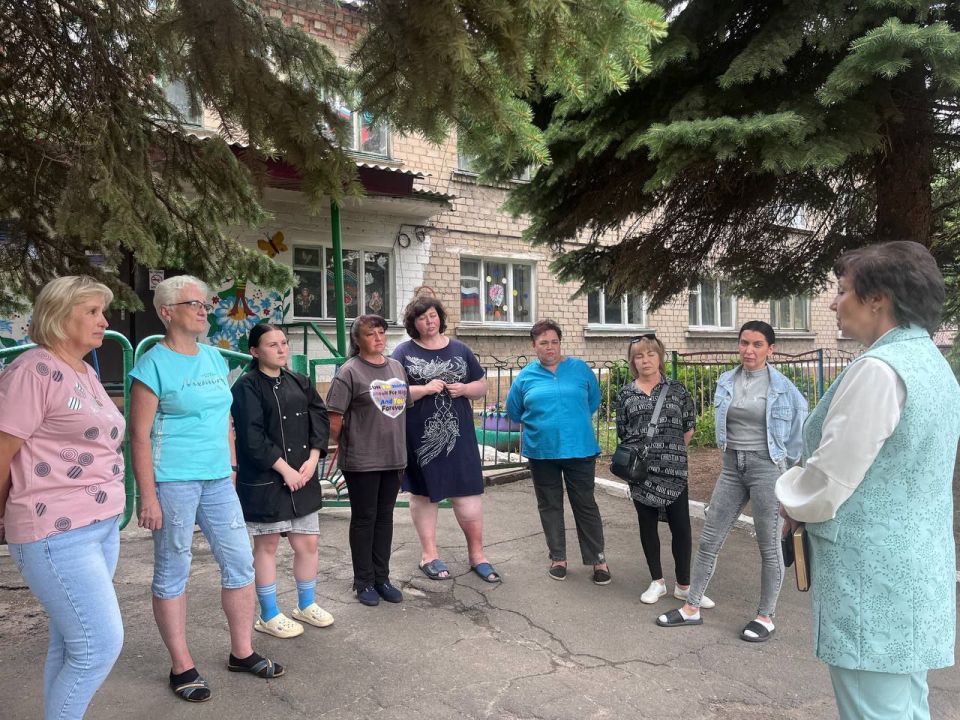 Валентина Харлашка: Сегодня, 25 июня, провела встречу с жителями на территории прилегающей к детскому саду № 57 города Макеевки Валентина Харлашка: Сегодня, 25 июня, провела встречу с жителями на территории прилегающей к детскому саду № 57 города Макеевки