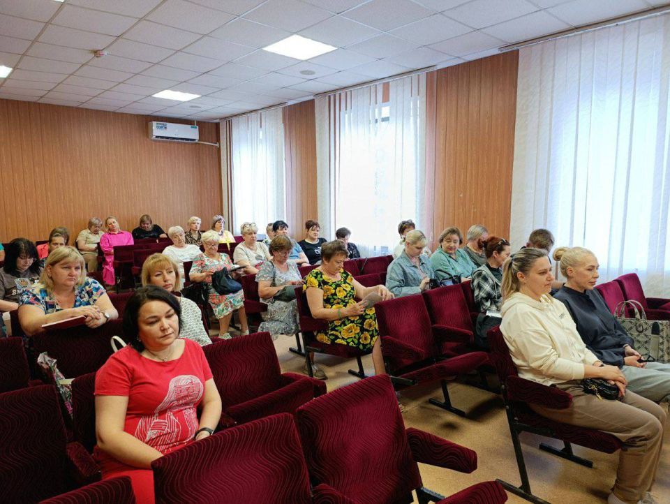 Сегодня руководитель Управы Буденновского внутригородского района Администрации городского округа Донецк Михаил Меренков провел аппаратное совещание с участием депутата Донецкого городского совета Владимира Кириченко и... Сегодня руководитель Управы Буденновского внутригородского района Администрации городского округа Донецк Михаил Меренков провел аппаратное совещание с участием депутата Донецкого городского совета Владимира Кириченко и...