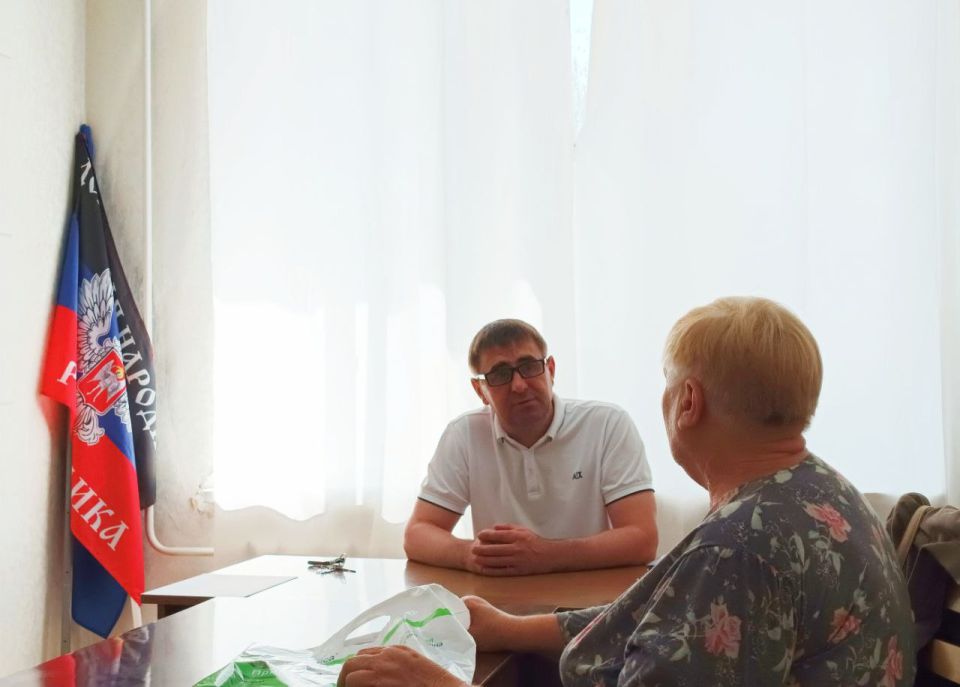 На приёме к заместителю главы администрации Амвросиевского муниципального округа Дмитрию Кудрявцеву поступили вопросы юридического характера На приёме к заместителю главы администрации Амвросиевского муниципального округа Дмитрию Кудрявцеву поступили вопросы юридического характера