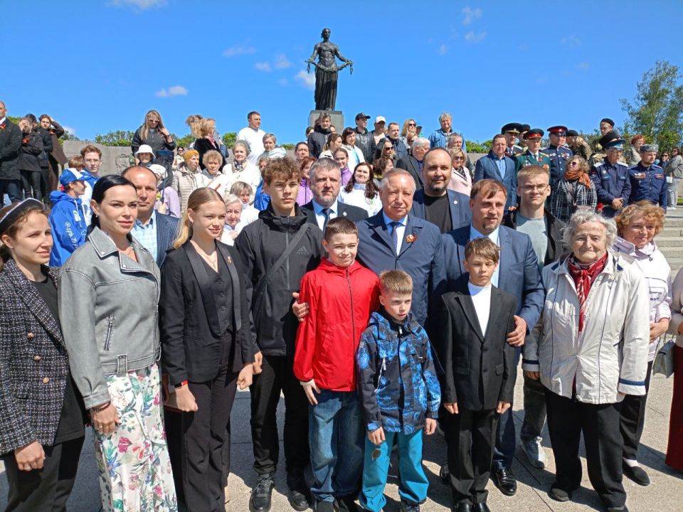 Дети из ДНР в Санкт-Петербурге приняли участие в памятных мероприятиях, приуроченных к году 80-летия Победы в Великой Отечественной войне Дети из ДНР в Санкт-Петербурге приняли участие в памятных мероприятиях, приуроченных к году 80-летия Победы в Великой Отечественной войне