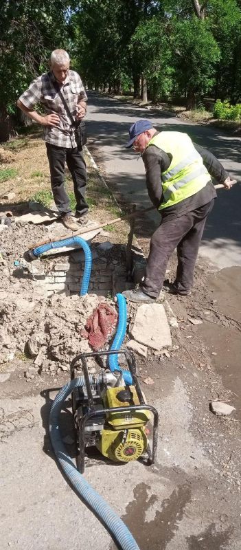 Аварийная бригада Республики Бурятия продолжает устранять неполадки на сетях водоснабжения в Старобешево и Комсомольское Аварийная бригада Республики Бурятия продолжает устранять неполадки на сетях водоснабжения в Старобешево и Комсомольское