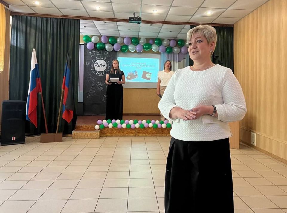 В школах Ждановки вручили медали выпускникам В школах Ждановки вручили медали выпускникам