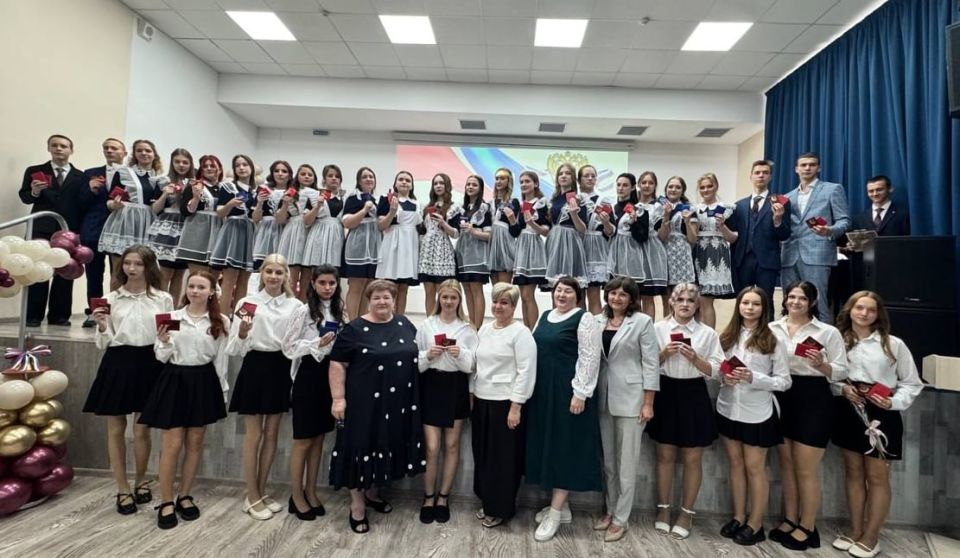24 июня в школах Кировского и Ждановки состоялось долгожданное и значимое событие — церемония вручения медалей выпускникам 24 июня в школах Кировского и Ждановки состоялось долгожданное и значимое событие — церемония вручения медалей выпускникам