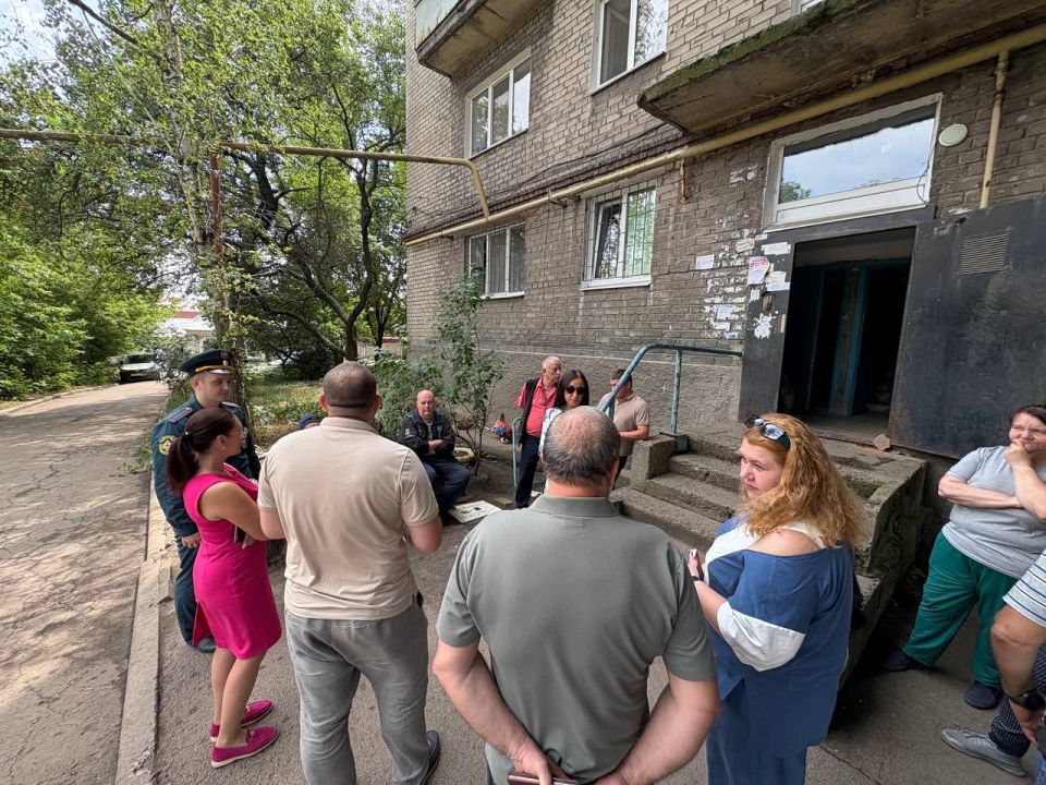 Продолжаются сходы с жителями Ленинского района города Донецка Продолжаются сходы с жителями Ленинского района города Донецка