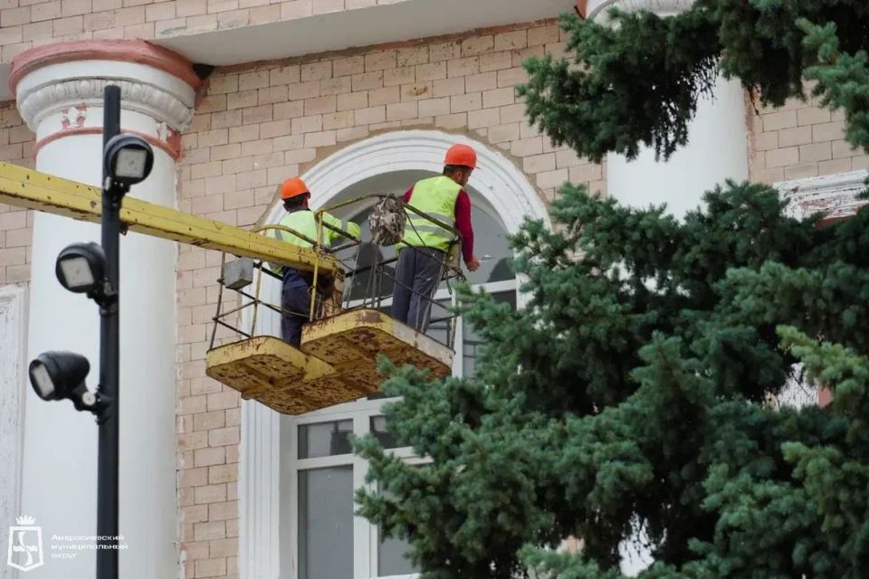Губернатор Амурской области Василий Орлов во время командировки в Донецкую Народную Республику обсудил с главой Амвросиевского округа Игорем Лызовым планы ремонтов Губернатор Амурской области Василий Орлов во время командировки в Донецкую Народную Республику обсудил с главой Амвросиевского округа Игорем Лызовым планы ремонтов
