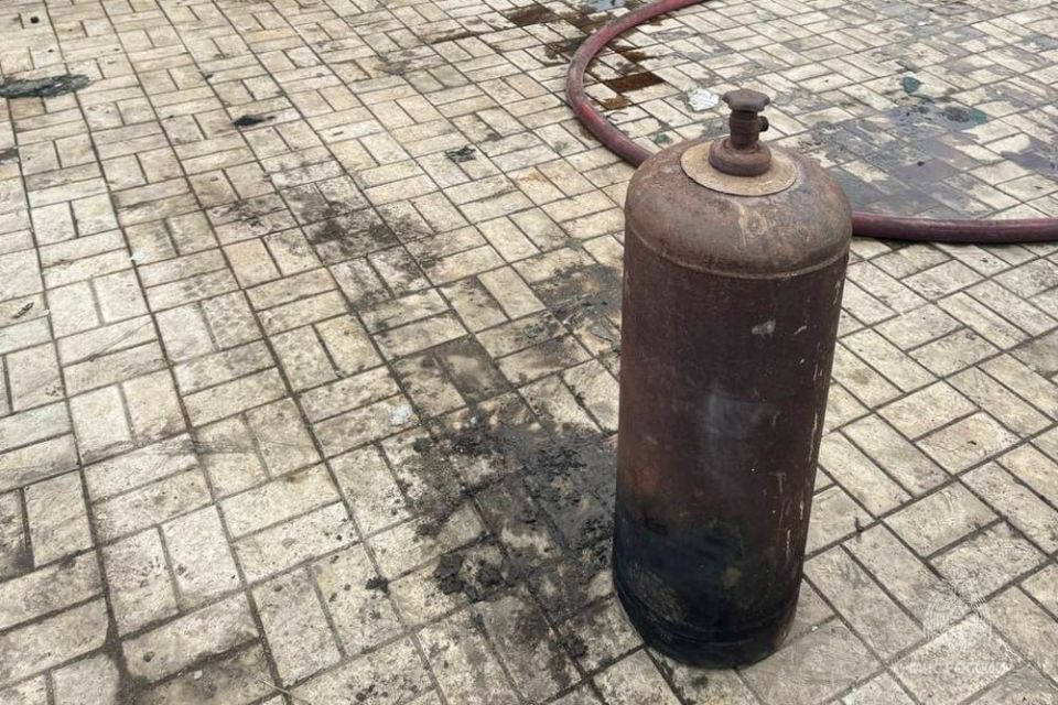 Сотрудники МЧС России ликвидировали пожар и предотвратили возможный взрыв в кафе в Седово Сотрудники МЧС России ликвидировали пожар и предотвратили возможный взрыв в кафе в Седово