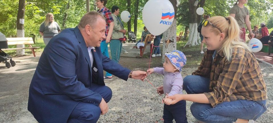 Пусть звучит детский смех. Сегодня, 24 июня, в рамках партийного проекта «Городская среда» Председатель Торезского городского совета Александр Казмерчук совместно с врип Главы городского округа Торез Артемом Чесноковым... Пусть звучит детский смех. Сегодня, 24 июня, в рамках партийного проекта «Городская среда» Председатель Торезского городского совета Александр Казмерчук совместно с врип Главы городского округа Торез Артемом Чесноковым...
