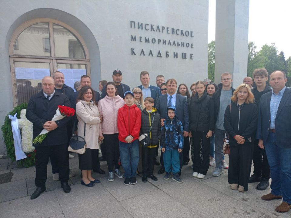 Дети из ДНР в Санкт-Петербурге приняли участие в памятных мероприятиях, приуроченных к году 80-летия Победы в Великой Отечественной войне Дети из ДНР в Санкт-Петербурге приняли участие в памятных мероприятиях, приуроченных к году 80-летия Победы в Великой Отечественной войне