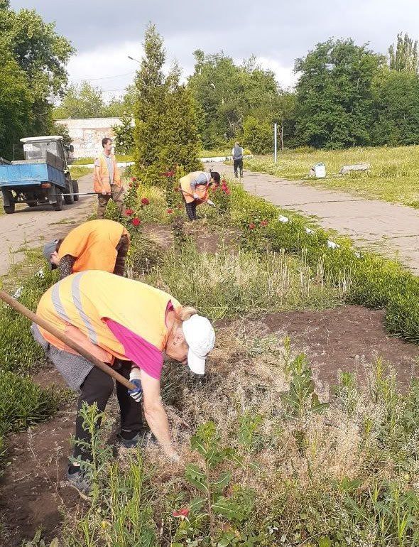 Коммунальщики Снежного продолжают благоустраивать территории общего пользования Коммунальщики Снежного продолжают благоустраивать территории общего пользования