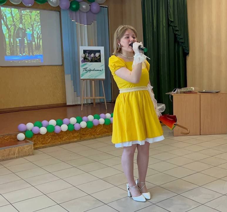 В школах Ждановки вручили медали выпускникам В школах Ждановки вручили медали выпускникам