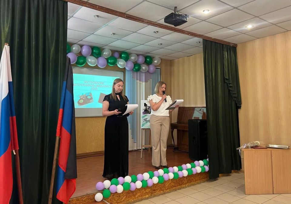 В школах Ждановки вручили медали выпускникам В школах Ждановки вручили медали выпускникам