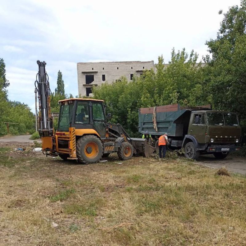 В Кировском продолжается работа по вывозу очаговых навалов мусора В Кировском продолжается работа по вывозу очаговых навалов мусора