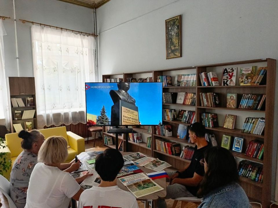 Первый Глава Донецкой Народной Республики Александр Владимирович Захарченко стоял у самых истоков нашей Республики, в самые сложные для неё дни, и отдал жизнь за свободу и независимость нашей Родины и всех нас Первый Глава Донецкой Народной Республики Александр Владимирович Захарченко стоял у самых истоков нашей Республики, в самые сложные для неё дни, и отдал жизнь за свободу и независимость нашей Родины и всех нас