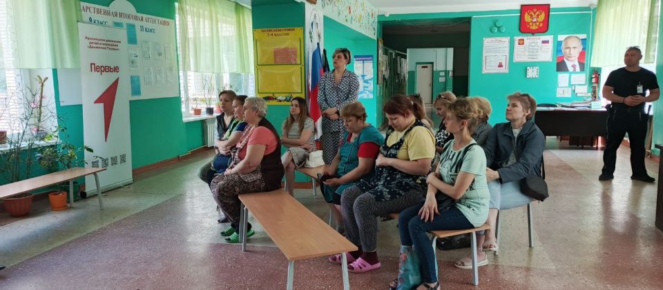 Юрий Будрин: Сегодня, 25 июня 2025 года, в рамках проекта "Управдом", реализуемого Единой Россией, в ГБОУ "Школа №90 г. о. Донецк" прошла встреча с трудовым коллективом Юрий Будрин: Сегодня, 25 июня 2025 года, в рамках проекта "Управдом", реализуемого Единой Россией, в ГБОУ "Школа №90 г. о. Донецк" прошла встреча с трудовым коллективом