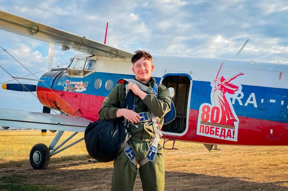Виктор Водолацкий: Курсанты Центра «ВОИН» из ЛНР совершили первый прыжок с парашютом Виктор Водолацкий: Курсанты Центра «ВОИН» из ЛНР совершили первый прыжок с парашютом