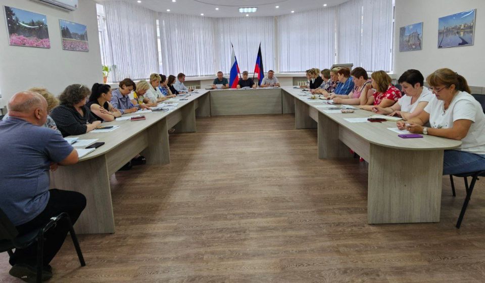 Татьяна Копылова: Сегодня, 25 июня, на аппаратном совещании Управы Ворошиловского внутригородского района Администрации городского округа Донецк обсуждались вопросы жизнедеятельности района, а именно: Татьяна Копылова: Сегодня, 25 июня, на аппаратном совещании Управы Ворошиловского внутригородского района Администрации городского округа Донецк обсуждались вопросы жизнедеятельности района, а именно: