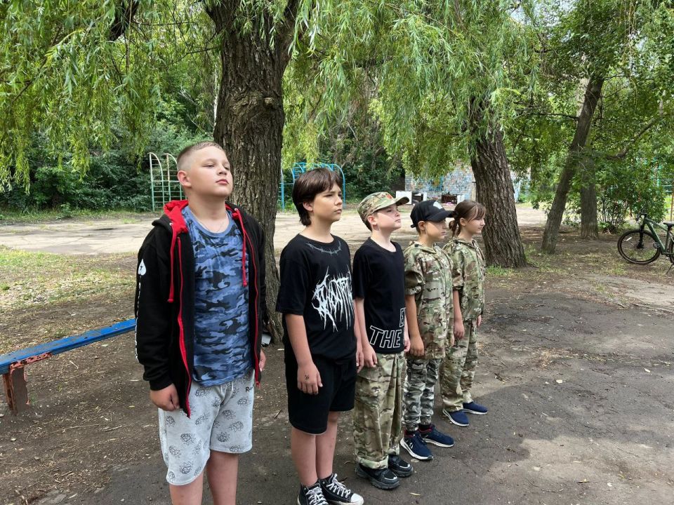 "Юнармейские занятия". Юнармейцы ВПК "Гвардейцы Донбасса 115" в составе: Стугарева София "Юнармейские занятия". Юнармейцы ВПК "Гвардейцы Донбасса 115" в составе: Стугарева София