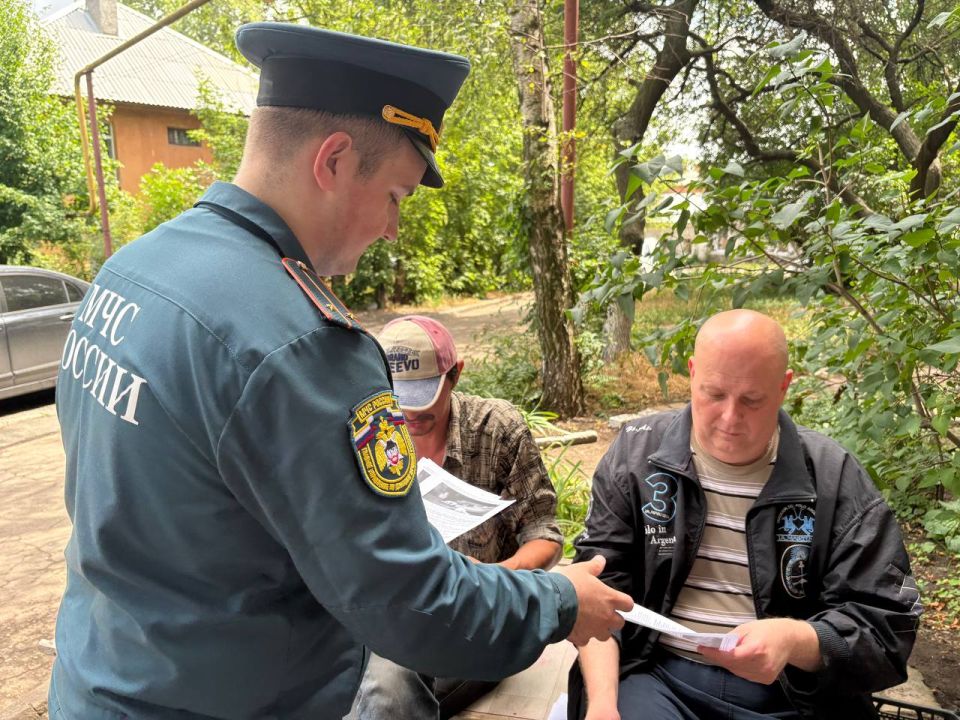 Продолжаются сходы с жителями Ленинского района города Донецка Продолжаются сходы с жителями Ленинского района города Донецка