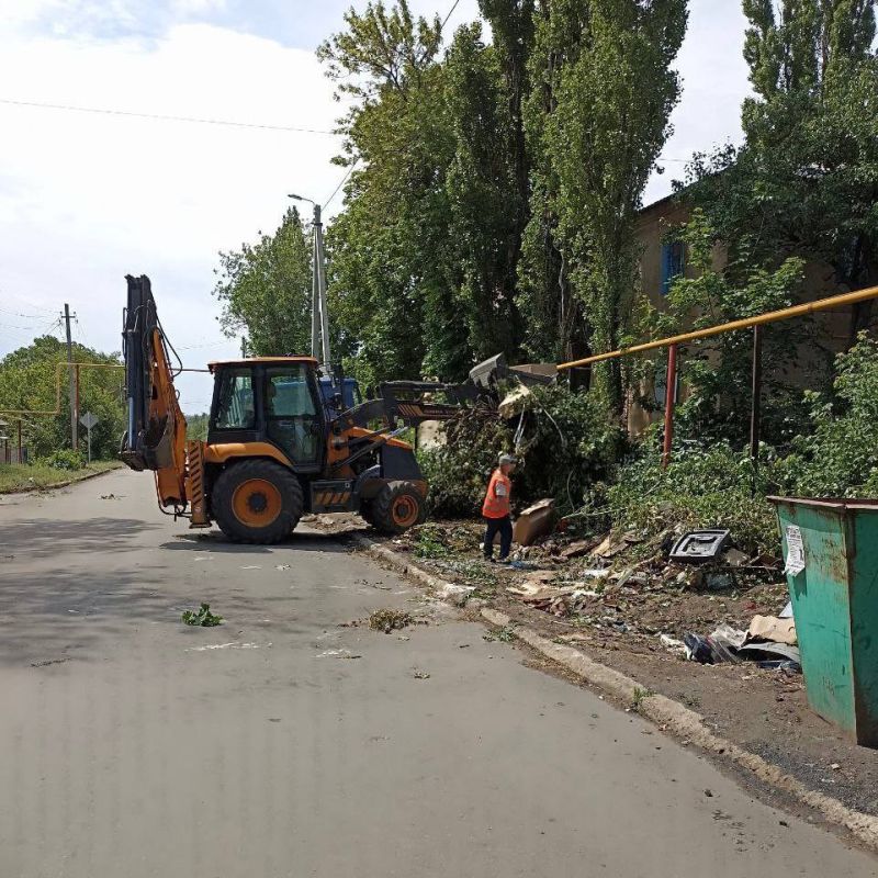 В Кировском продолжается работа по вывозу очаговых навалов мусора В Кировском продолжается работа по вывозу очаговых навалов мусора