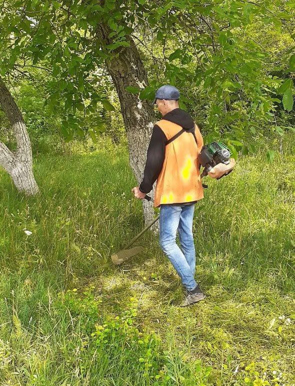 Коммунальщики Снежного продолжают благоустраивать территории общего пользования Коммунальщики Снежного продолжают благоустраивать территории общего пользования